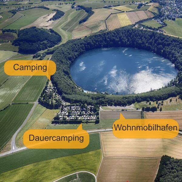 Luftbild des Feriendorf Pulvermaar mit Kennzeichnung der drei Platzbereiche Camping, Dauercamping und Wohnmobilhafen.